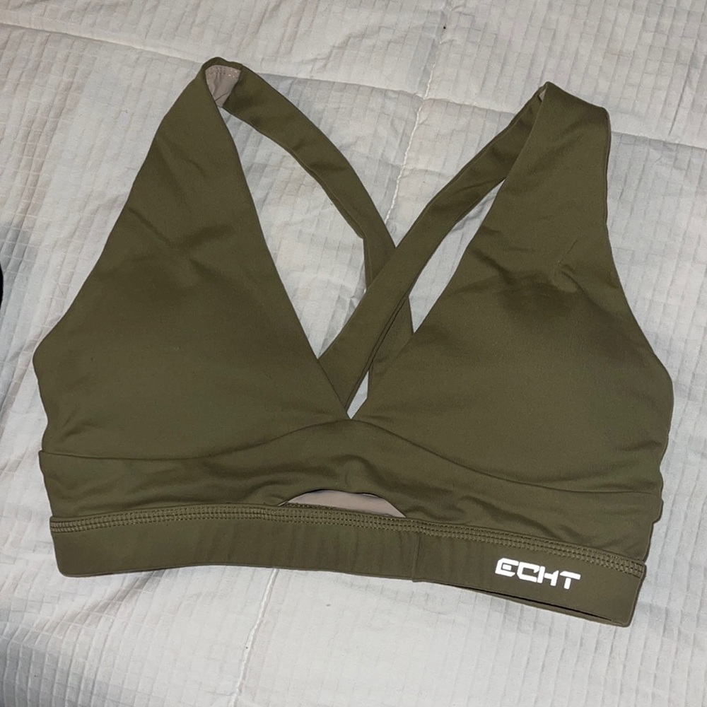 Echt sports bra. Hole in the middle. Has pads